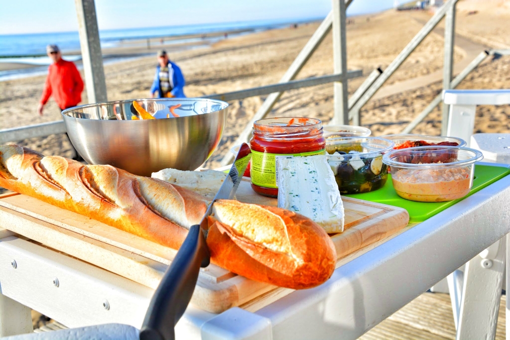 Lekker eten op het strandterras van het vakantiehuisje aan zee Lekker eten op het strandterras van het vakantiehuisje aan zee
