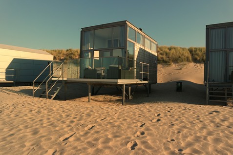 Links basis strandhuisjes en rechts strandhuisje DeLuxe slaapzand, Zeeland