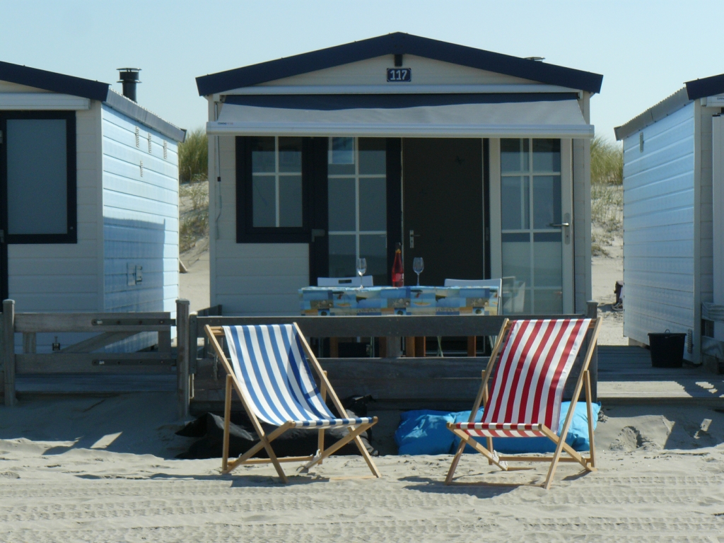 Strandhuisje op een naaktstrand van Nederland